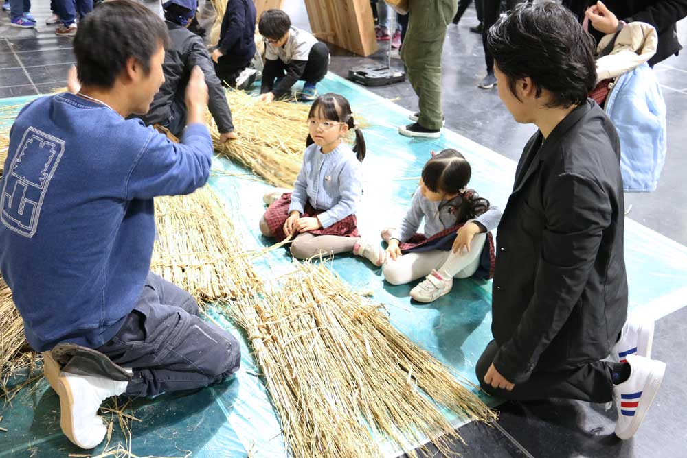 ススキのほうき作り