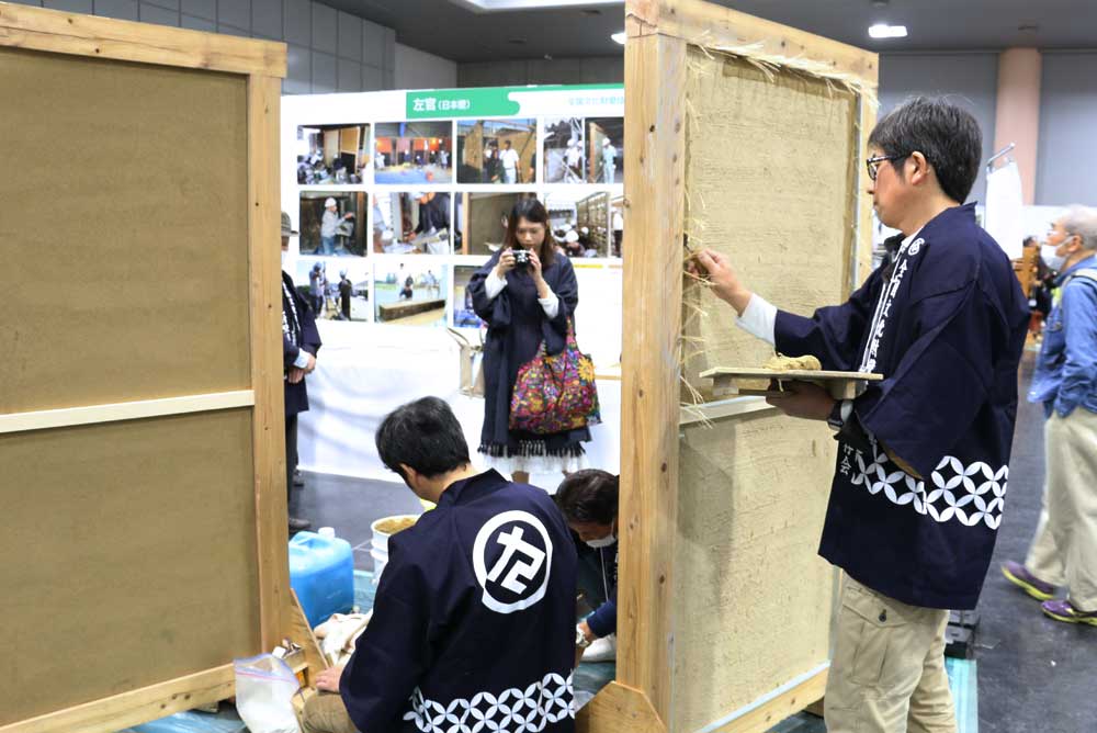 「茶室用竹小舞掻き」「中塗り（ひげこ打ち・ちり廻り・中塗り）」「上塗り（白漆喰・黄土のり土・紅色のり土仕上げ）」