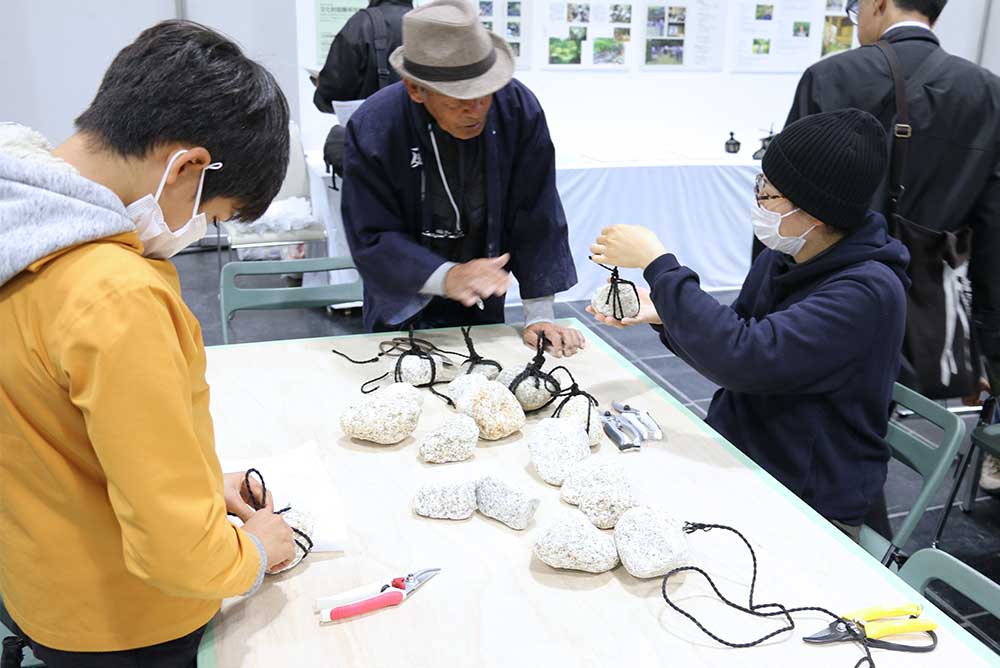 庭園の番人”関守石”づくり