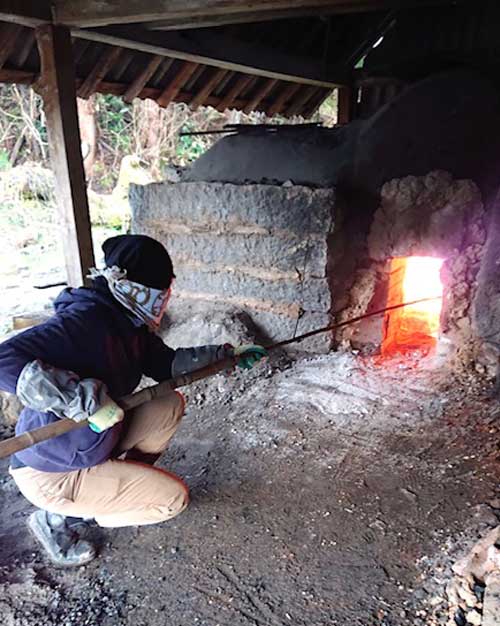 研磨炭の窯出し作業