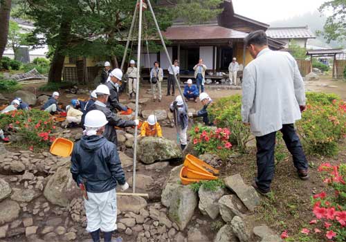 ⽯組の修復作業（登録記念物  盛合⽒庭園）