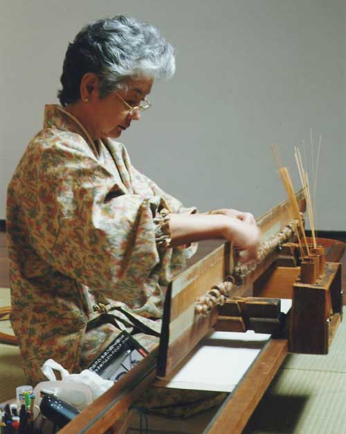 極細のたけひごで漉き簀を編む